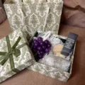 Detailansicht des lila Trauben Duftkerzen Geschenkset mit Glas und dekorativer Glückwunschkarte. - Lila Traube Bündel (Blaue Glockenblume) / Lila