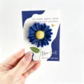 Blue daisy scented candle on display card, cute floral home fragrance gift for desktop decor. - Daisy Style Blue Flower (Ocean)