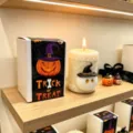 Λεπτομέρεια αρωματικό κερί Halloween, χαριτωμένο φάντασμα με καπέλο μαγισσας, κουτί δώρου. - Φάντασμα Chibi Καπέλο Μάγου (Κουτί)