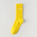 Herren gelbe Wadenlänge Baumwolle bestickte Sportsocken japanische Streetwear Mode. - Einheitsgröße 37-43 / Gelb