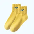 Modische gelbe Kurzsocken mit blauer Stickerei, bequeme Baumwollsocken für Damen und Herren. - 37-43 / Gelb