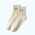 Bequeme beige kurze Baumwollsocken mit zarter grüner Bestickung und elastischen Rippbündchen. - 37-43 / Beige