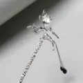 Élégante épingle à cheveux papillon argentée avec cristal et pompon pour coiffures vintage. - F-43