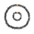 Elastisches Set aus 4mm Naturstein-Armband und passendem Ring mit goldener Akzentperle - Set (Armband + Ring) / 4mm Runde Perle / Grauschwarz