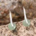 Elegante Ohrhänger mit grünem Rundstein und Silberhaken auf natürlichem Felsgrund - Amazonit Silber Haken