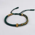 Bracelet tibétain tissé main avec cordon vert et perles dorées antiques pour la chance - Vert foncé