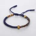Bracciale tibetano blu intrecciato a mano con perlina dorata del mantra a sei sillabe - Blu Notte