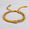 Braccialetto tibetano intrecciato a mano con perla in rame dorata del mantra delle sei sillabe - Giallo ocra