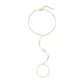 Dettaglio di una catena a mano minimalista in argento 925 placcato oro con pietre marquise - Stile Oro Classico con Strass