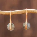 Elegante rotgoldene Ohrhänger mit natürlichen grauen Steinen im französischen Stil - Labradorit Gold Haken