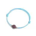 Verstellbares hellblaues Wachskordelarmband mit lila Lavastein und Goldperlen - Seeblau