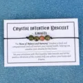 Handgefertigtes Unakite-Kristall-Armband auf einer Displaykarte - Unakit (3397) / Grün-Rote Textur