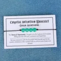 Handgefertigtes Kristallarmband aus grünem Aventurin auf einer Inspirationskarte - Grüner Aventurin (3396) / Grün