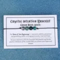 Handgemachtes Green Moss Agate Kristall-Armband auf Grußkarte - Moosgrün