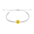 Handgewebtes weißes Wachskordel-Armband mit einem leuchtend gelben Emaille-Sonnenblumen-Anhänger - Hellgrau
