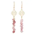 Boucles d'oreilles longues style yoga avec éclats de cristal rose naturel et crochets - Pendants Longs / Quartz Fraise