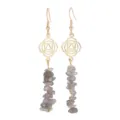 Boucles d'oreilles pendantes en or avec éclats de cristal gris naturel et symboles yoga - Pendants Longs / Pierre Flash (Labradorite)