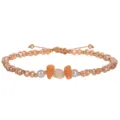 Pulsera tejida a mano con cristales color melocotón, perlas blancas y piedras naturales. - Café Claro