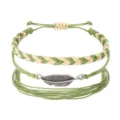 Grünes handgewebtes Wachskordel-Armbandset mit einem vintage silbernen Federanhänger - Blatt Stil