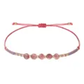 Dettaglio di braccialetto intrecciato a mano con pietre rosa sfaccettate e perline 2mm - Rosso rosa