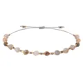 Handgewebtes verstellbares Armband mit 2 mm Natursteinperlen und Metallelementen. - Grau