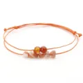 Zweilagiges orangefarbenes Stoffarmband mit echten Karneol-Chips und runden Perlen. - Roter Achat