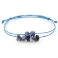 Handgefertigtes blaues Wachsseilarmband mit natürlichen Sodalithperlen und Steinen - Sodalith