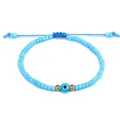 Verstellbares handgewebtes hellblaues Perlenarmband mit einem Evil Eye Glücksbringer - Hellblau (24)