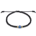 Handgefertigtes schwarzes Perlenarmband mit blauem bösen Blick und Goldakzenten - Schwarz (31)