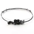 Handgefertigtes Armband mit Steinsplittern und runden Perlen, schwarz-weiße Kordel - Schneeflocken-Obsidian