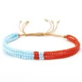 Pulsera bohemia hecha a mano de tres hilos con cuentas en azul claro y naranja vibrante - Azul Claro y Rojo