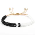 Pulsera bohemia de cuentas multicapa hecha a mano con diseño ajustable en blanco y negro - Negro y Blanco