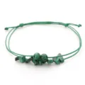 Minimalistisches grünes Kordelarmband mit natürlichen Malachit-Splittern und Perlen. - Malachit
