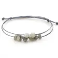 Handgefertigtes graues Stoffarmband mit natürlichen Labradorit-Splittern und Perlen - Blitzstein (Labradorit)