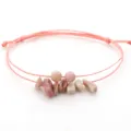 Handgefertigtes rosa Kordelarmband mit Natursteinchips und Perlen für Damen - Rhodochrosit