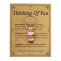 Handgefertigter Schlüsselanhänger mit Natursteinen auf einer Thinking Of You Geschenkkarte. - Ich vermisse dich