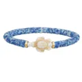 Böhmisches blaues Polymer-Ton-Perlenarmband mit weißem Meeresschildkröten-Anhänger für den Strand. - Blauer Mischstil (3894)