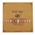 Handgefertigtes Evil Eye Armband mit rosa Natursteinen und Glasperlen auf Kraftkarte. - Rosa