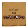 Handgefertigtes Evil Eye Schutzarmband mit lila Amethyststeinen auf brauner Karte - Lila