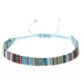 Handgefertigtes ethnisches Webarmband mit regenbogenfarbenen Fäden und Schiebeverschluss. - Geometrischer Regenbogenstreifen-Stil (35)