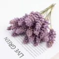 Vue détaillée d'un bouquet de fleurs artificielles en mousse violette pour décoration. - Lotus Sombre