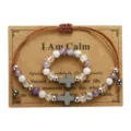 Naturstein-Perlenarmband-Set mit Amethyst und Kreuzanhänger auf einer Botschaftskarte - Calm Stil (Armband & Ring Set) / Lila/Weiß