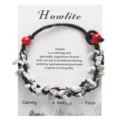 Bracciale intrecciato a mano con scaglie di pietra Howlite naturale e perle rosse - Howlite