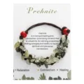 Bracciale in prenite naturale fatto a mano con perle in legno rosse su scheda bianca - Prehnite