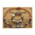 Naturstein-Perlenarmband-Set mit Kreuzanhängern auf einer 'Take A Breath' Geschenkkarte - Lila/Grün