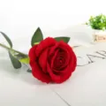 Τεχνητό κόκκινο τριαντάφυλλο μονό κλαδί ψεύτικο λουλούδι για γάμο σπίτι διακόσμηση φωτογραφία. - Κόκκινο