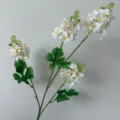 Gros plan détail de la branche de fleur d'hortensia blanche artificielle à 4 têtes avec feuilles. - Blanc