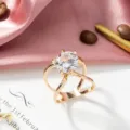 Anillo para bufanda de diamantes de imitación dorados, elegante accesorio diario para mujeres. - Dorado