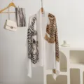 Vista detallada de bufanda de lujo con estampado de tigre y leopardo en estante. - Guepardo blanco grande