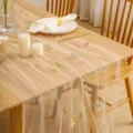 Camino de mesa de malla transparente de lujo francés con delicado bordado floral. - Blanco con pensamientos